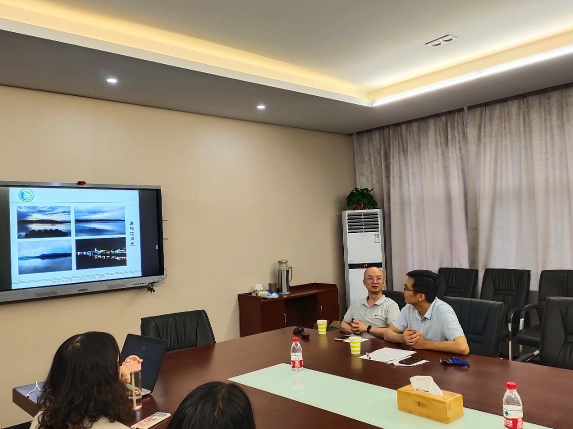 会议室里的人们描述已自动生成