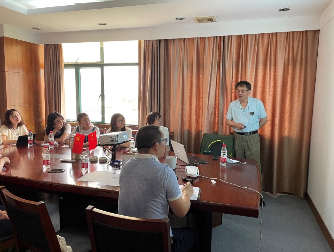 一群人在餐厅里中度可信度描述已自动生成